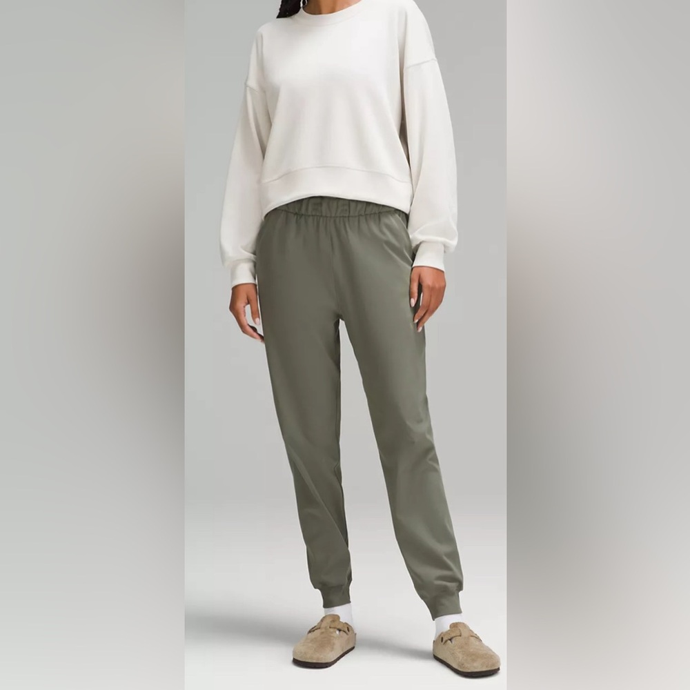 NWOT Lululemon Perfectly Oversized Cropped Crew *Softstreme - Picture 2 of 9
